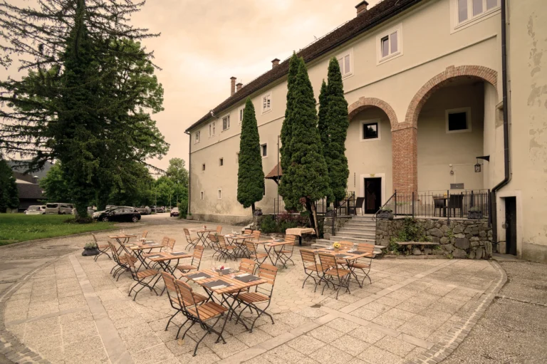 Grad ob sotočju, Zasebne zabave